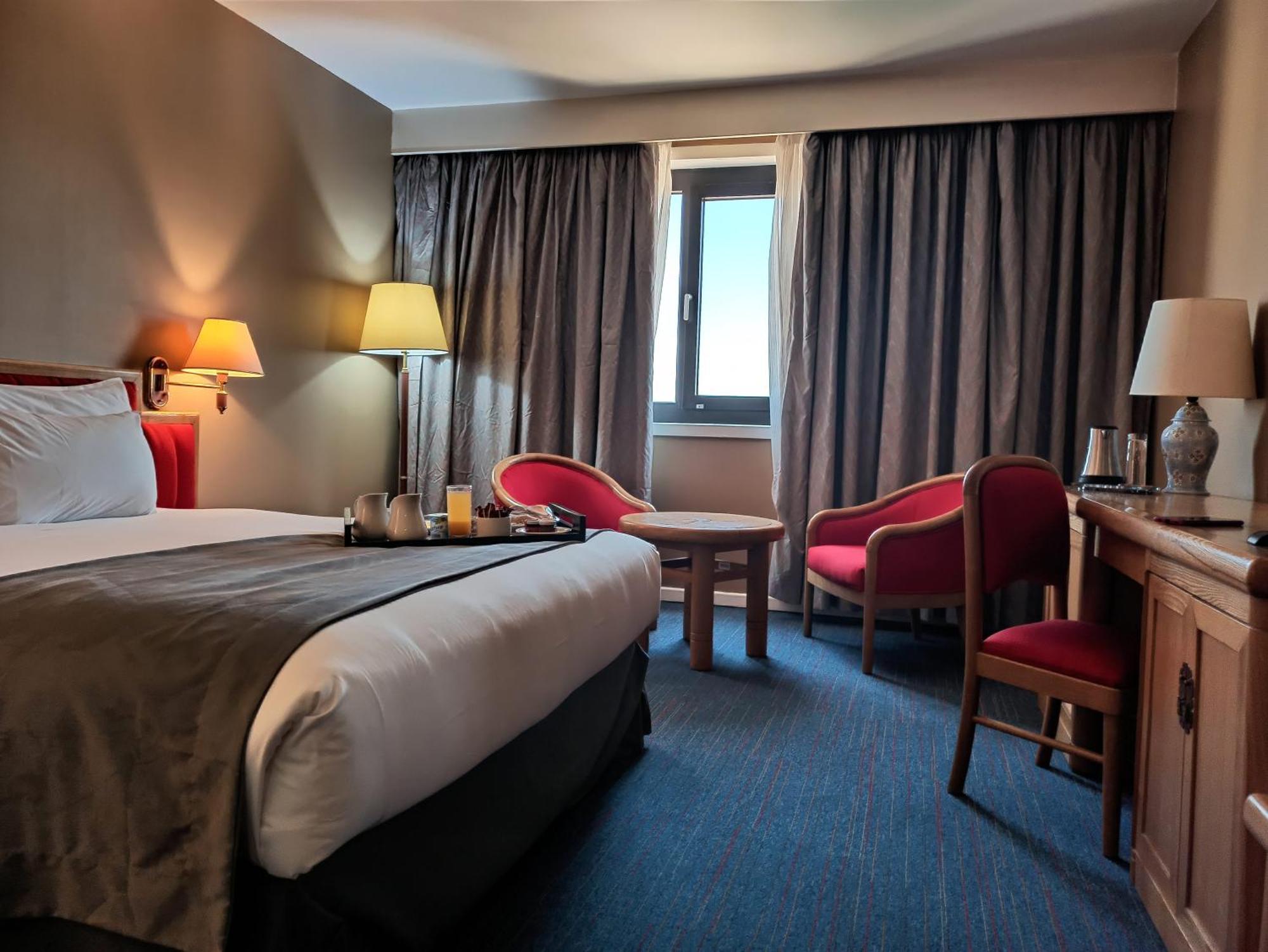โรงแรมแกรนด์โฮเต็ลเมอร์คูเร่อัลเจอร์ แอร์โร่พอร์ท Maison Blanche ภายนอก รูปภาพ A room at the hotel