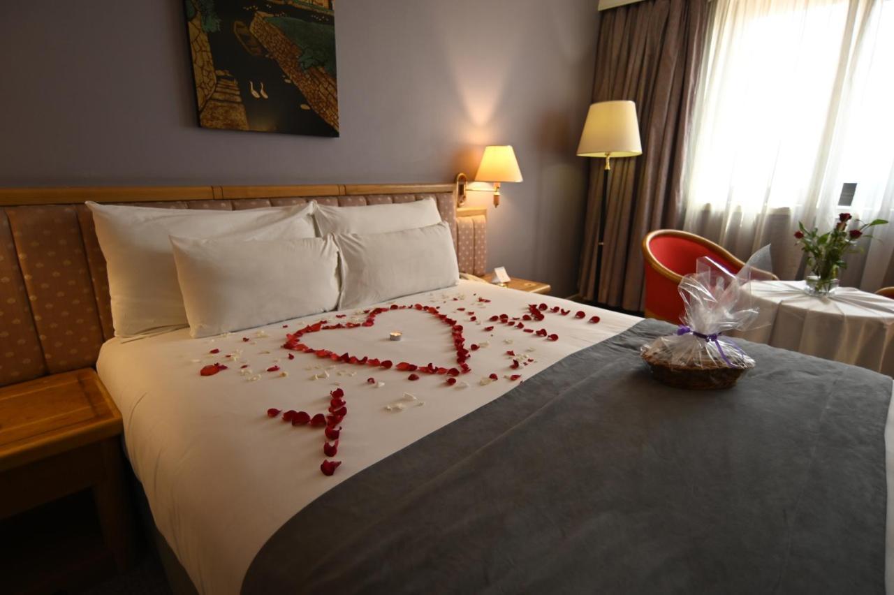 โรงแรมแกรนด์โฮเต็ลเมอร์คูเร่อัลเจอร์ แอร์โร่พอร์ท Maison Blanche ภายนอก รูปภาพ A bedroom at the hotel