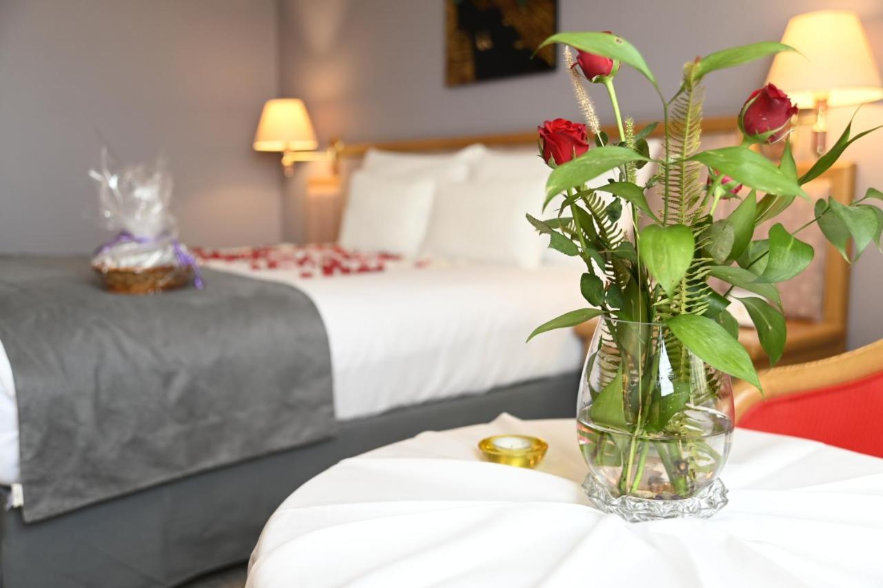 โรงแรมแกรนด์โฮเต็ลเมอร์คูเร่อัลเจอร์ แอร์โร่พอร์ท Maison Blanche ภายนอก รูปภาพ A bedroom at the hotel