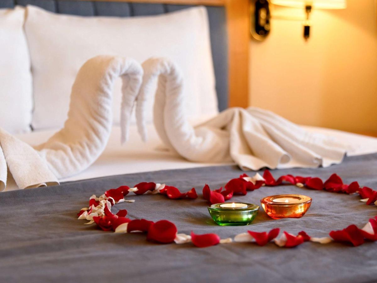 โรงแรมแกรนด์โฮเต็ลเมอร์คูเร่อัลเจอร์ แอร์โร่พอร์ท Maison Blanche ภายนอก รูปภาพ A heart made of rose petals