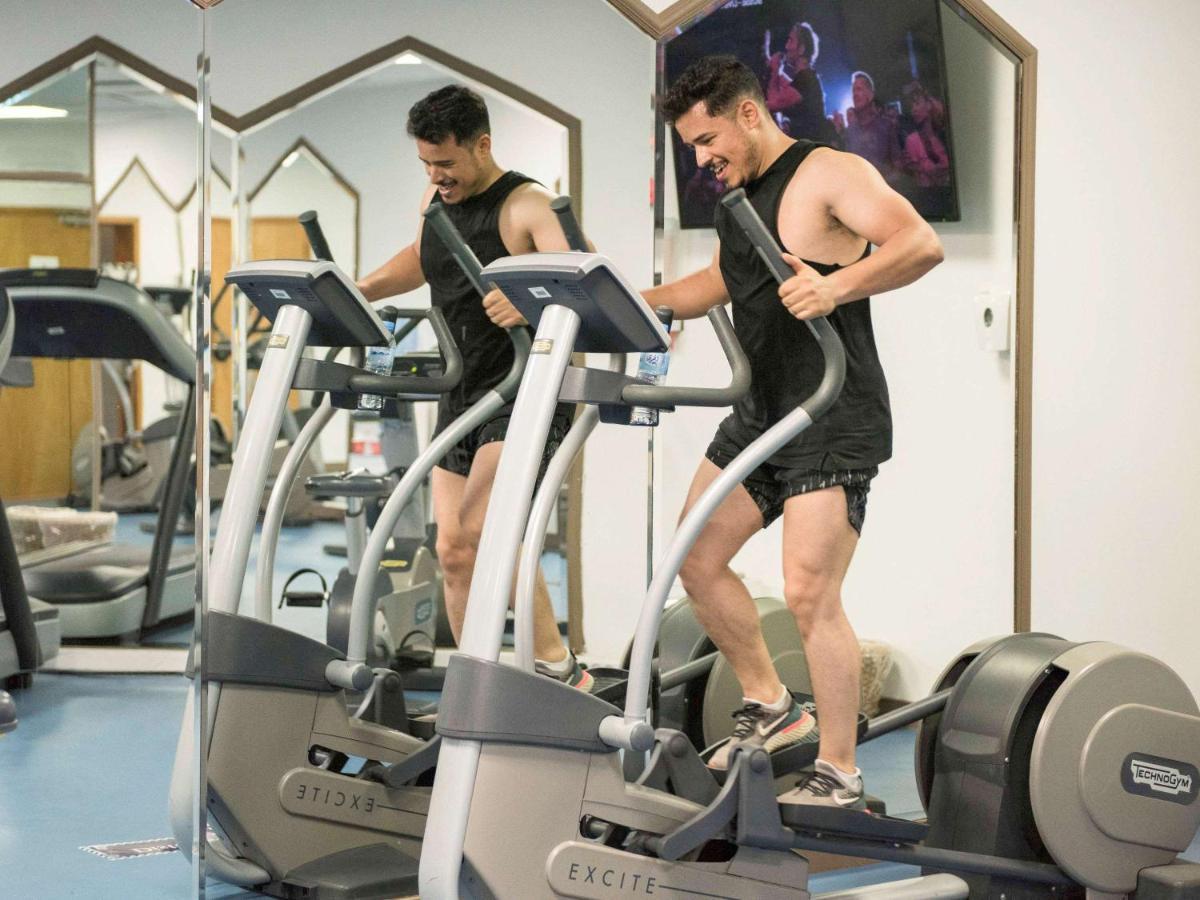 โรงแรมแกรนด์โฮเต็ลเมอร์คูเร่อัลเจอร์ แอร์โร่พอร์ท Maison Blanche ภายนอก รูปภาพ A man using a cross trainer