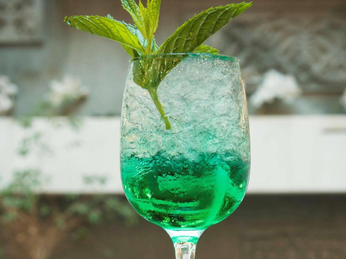 โรงแรมแกรนด์โฮเต็ลเมอร์คูเร่อัลเจอร์ แอร์โร่พอร์ท Maison Blanche ภายนอก รูปภาพ A glass of green absinthe soda