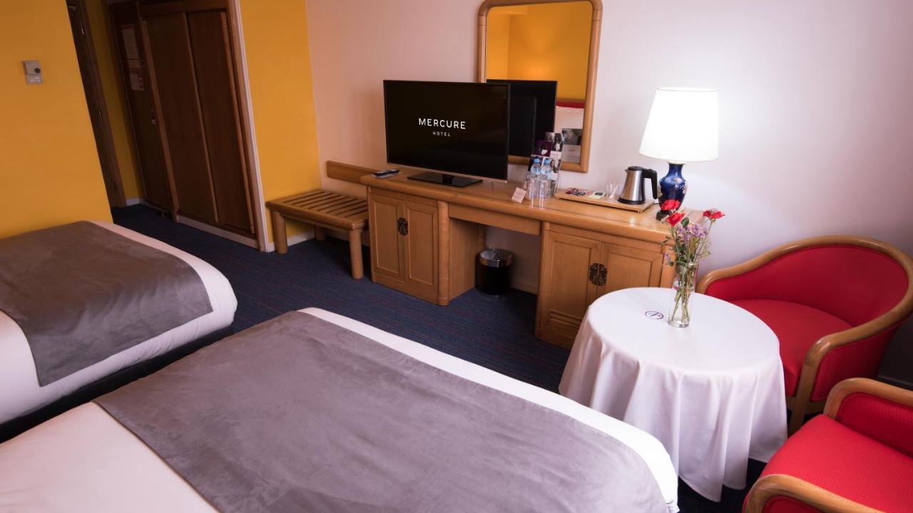โรงแรมแกรนด์โฮเต็ลเมอร์คูเร่อัลเจอร์ แอร์โร่พอร์ท Maison Blanche ภายนอก รูปภาพ A room at Mercure Warszawa Airport