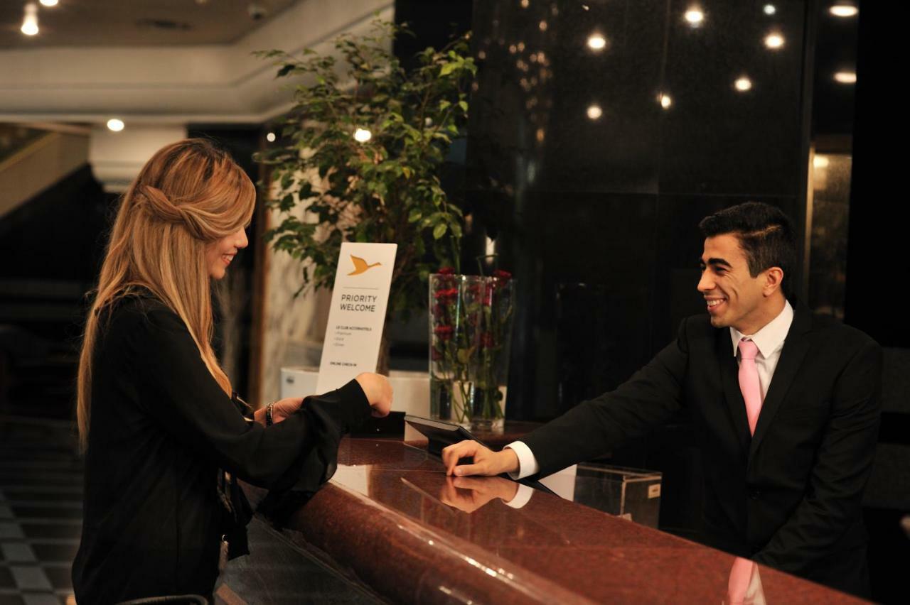 โรงแรมแกรนด์โฮเต็ลเมอร์คูเร่อัลเจอร์ แอร์โร่พอร์ท Maison Blanche ภายนอก รูปภาพ A hotel receptionist