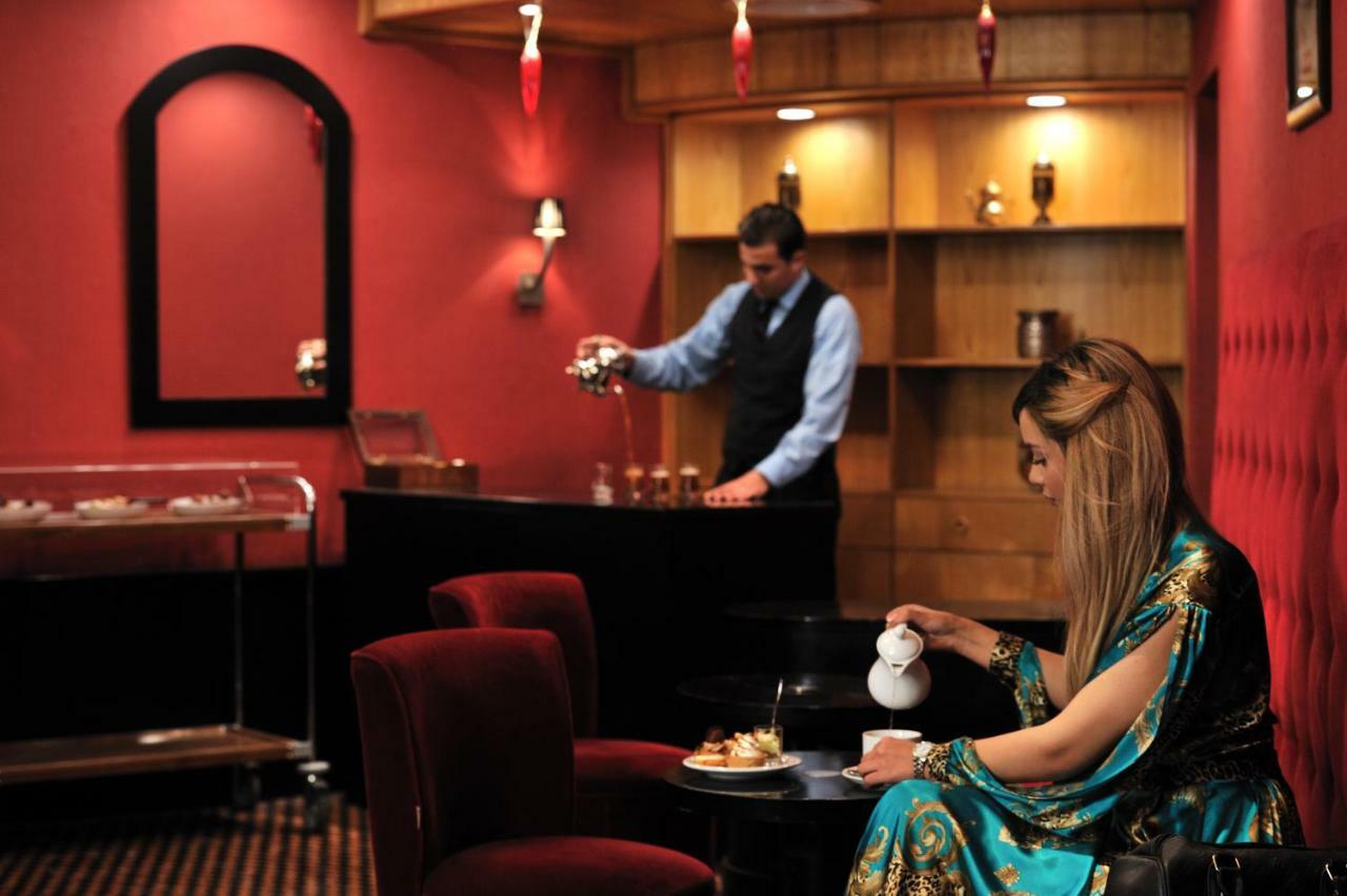 โรงแรมแกรนด์โฮเต็ลเมอร์คูเร่อัลเจอร์ แอร์โร่พอร์ท Maison Blanche ภายนอก รูปภาพ A hotel butler serving tea