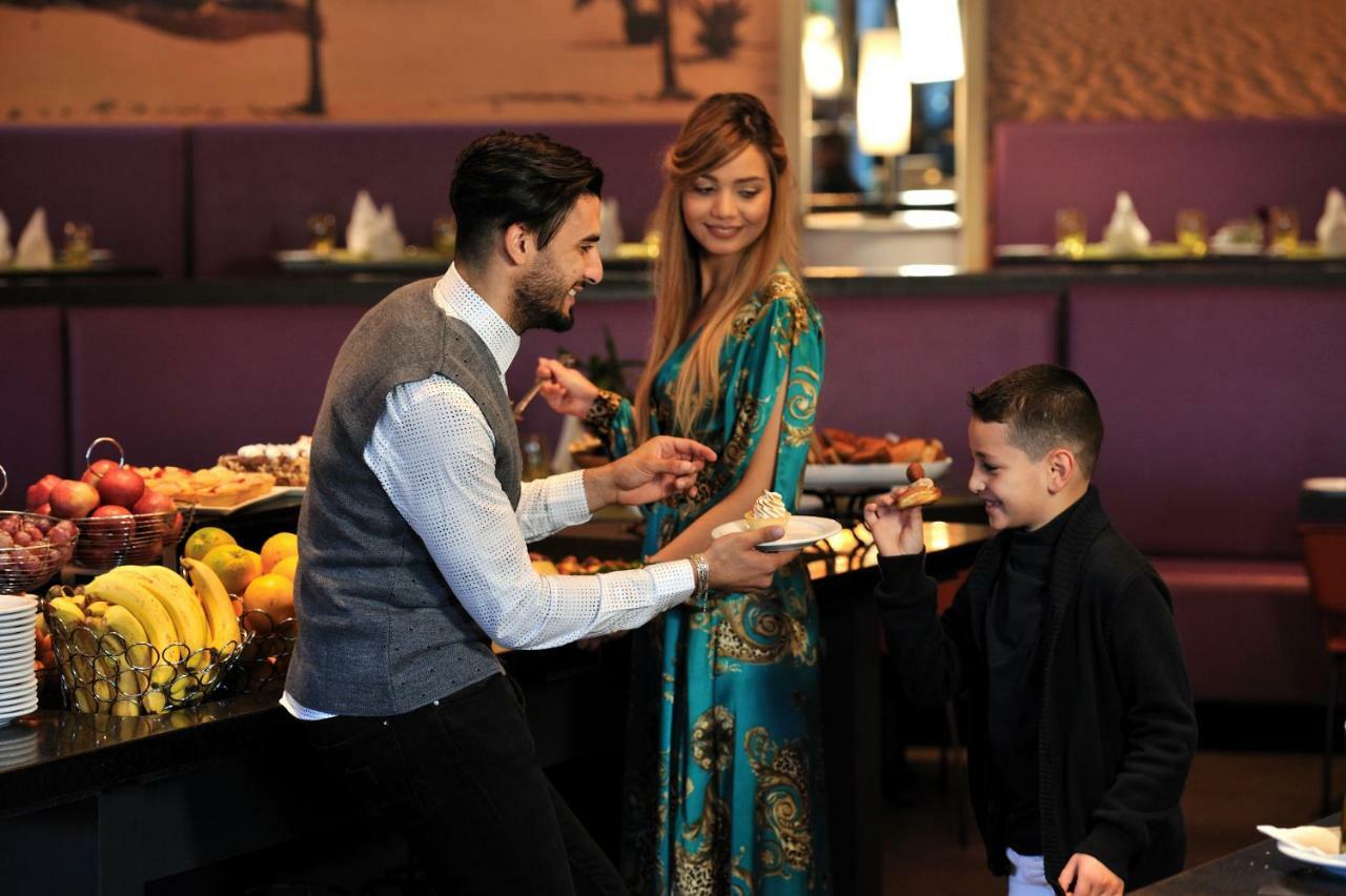 โรงแรมแกรนด์โฮเต็ลเมอร์คูเร่อัลเจอร์ แอร์โร่พอร์ท Maison Blanche ภายนอก รูปภาพ A waiter serving a family