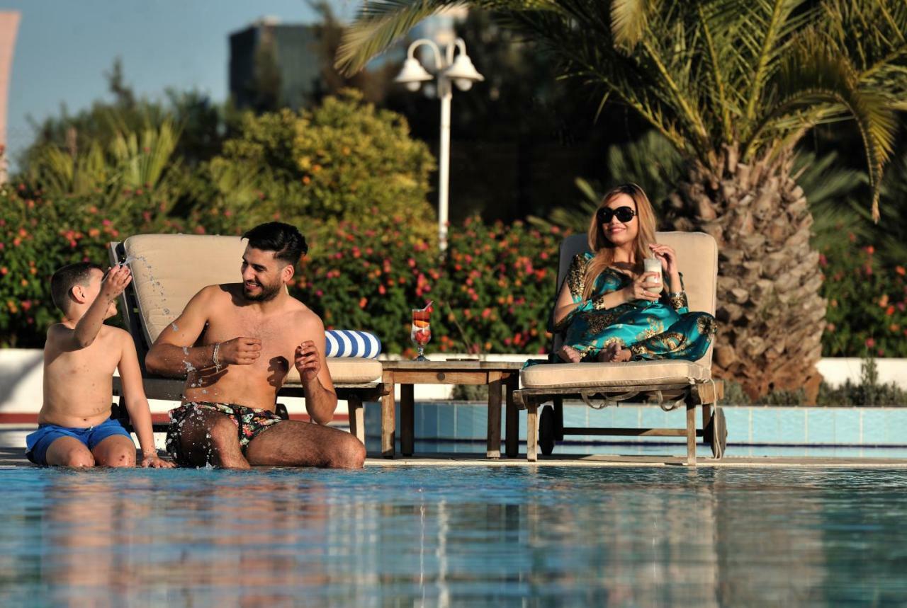 โรงแรมแกรนด์โฮเต็ลเมอร์คูเร่อัลเจอร์ แอร์โร่พอร์ท Maison Blanche ภายนอก รูปภาพ A family at a pool in Dubai
