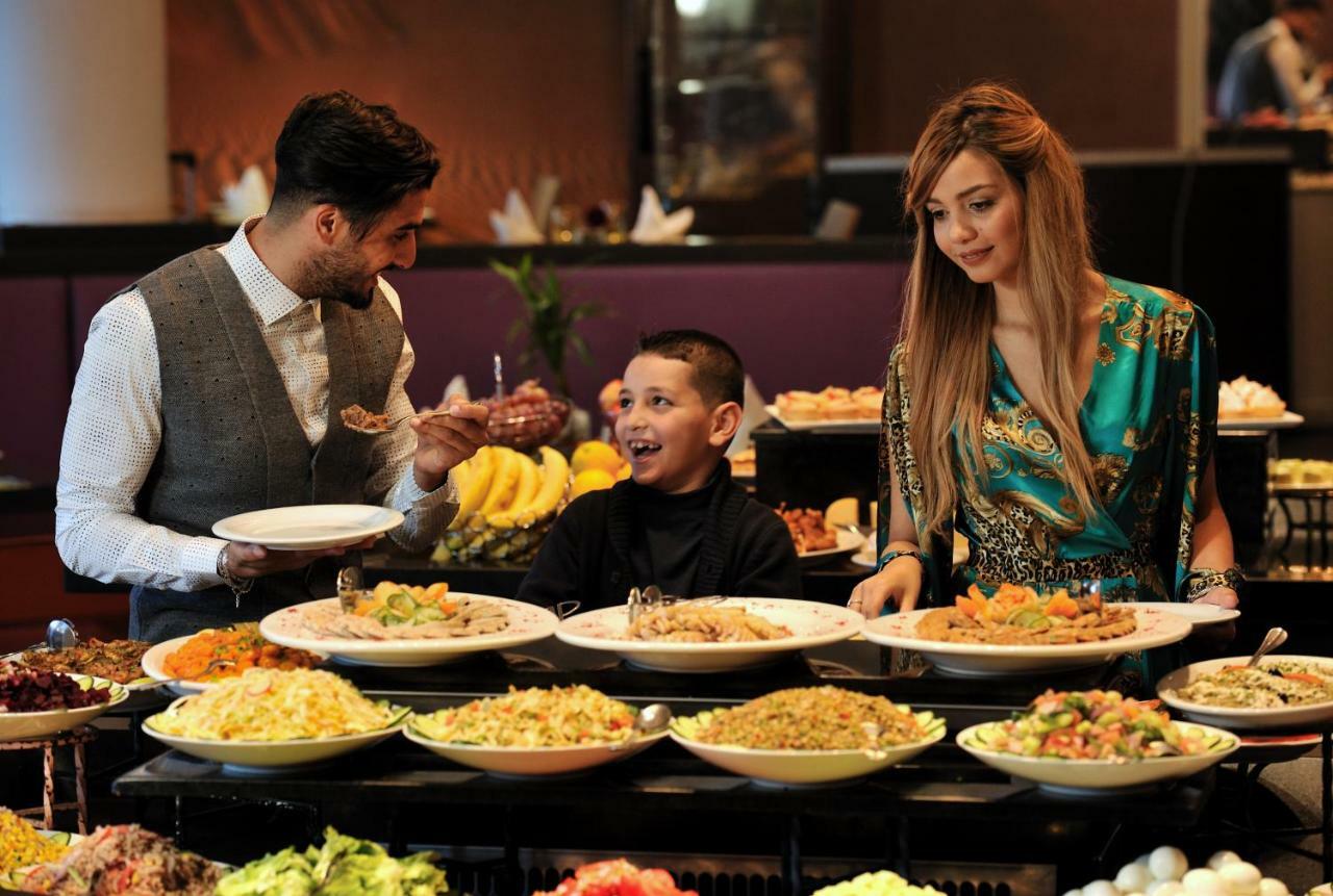 โรงแรมแกรนด์โฮเต็ลเมอร์คูเร่อัลเจอร์ แอร์โร่พอร์ท Maison Blanche ภายนอก รูปภาพ A family at a buffet