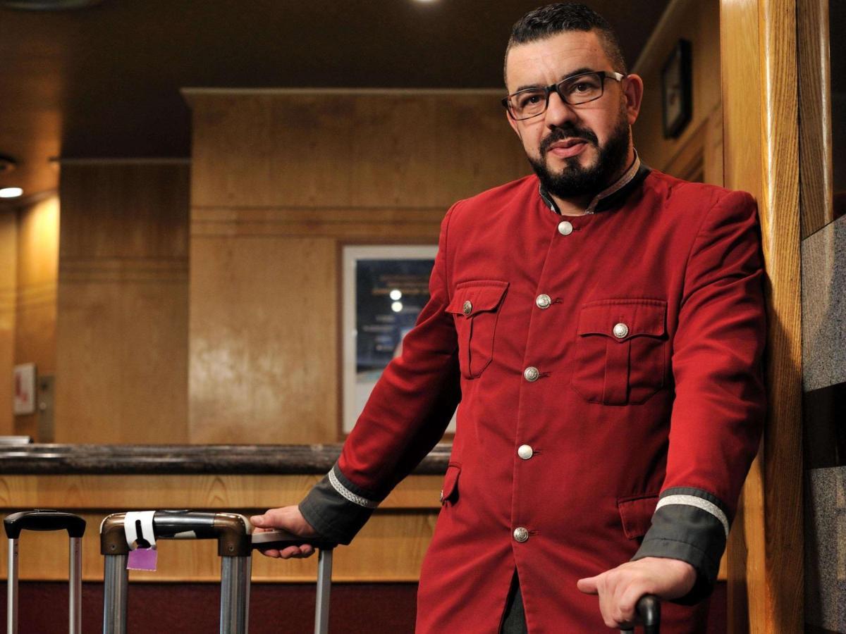 โรงแรมแกรนด์โฮเต็ลเมอร์คูเร่อัลเจอร์ แอร์โร่พอร์ท Maison Blanche ภายนอก รูปภาพ A bellboy at the Four Seasons Hotel in Beirut, Lebanon