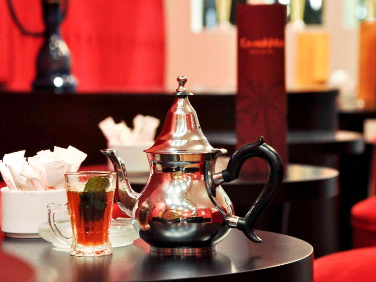 โรงแรมแกรนด์โฮเต็ลเมอร์คูเร่อัลเจอร์ แอร์โร่พอร์ท Maison Blanche ภายนอก รูปภาพ A pot of Moroccan tea